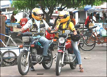 Xe ôm ở cảng cá