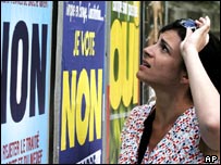 هواداران رای منفی در خيابانهای پاريس شادمانی می کنند