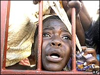 Garoto haitiano chora ao tentar conseguir comida em Gonaives