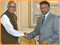 لعل کرشن اڈوانی اور جنرل مشرف نئی دہلی میں ایک ملاقات کے دوران