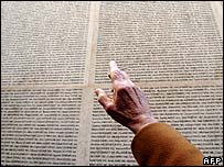 O 'muro dos nomes', inaugurado em Paris em 2005, com os nomes dos deportados  