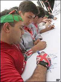 جوانان ايرانی در حال امضای طوماری در پشتيبانی از فعاليت اتمی کشورشان