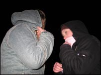 无所事事的青少年在街头游荡