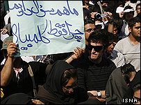 دانشجویان معترض خواهان پاسخگویی محمود احمدی نژاد به سئوال های خود بودند