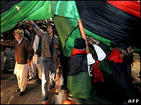 هواداران حزب مردم درحال پایکوبی