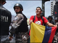 Manifestante protesta em frente ao Congresso equatoriano