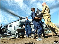 Militar americano ajuda a carregar helicóptero Seahawk em Banda Aceh