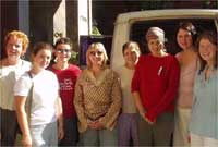 Y merched - Emsyl yw'r drydedd ar y dde, mewn coch.