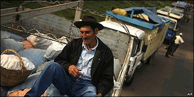 Homem sentado em caminhão durante bloqueio no dia 20 de agosto