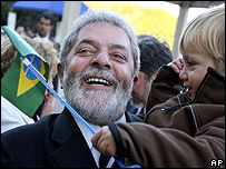 Em Oslo, Lula segura no colo criança com a bandeira do Brasil