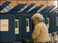 Eleitora votando na Flórida