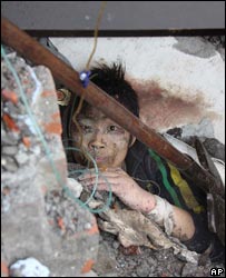 Một người dân còn sống sót trong đống gạch vụn