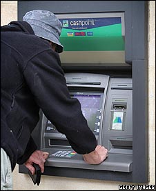 Một người tại máy rút tiền tự động