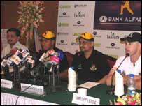 بنگلہ دیشی ٹیم کے کوچ اور کپتان پریس کانفرنس سے خطاب کرتے ہوئے