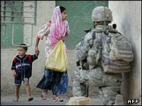 سرباز آمریکایی و کودکان عراقی در بعقوبه