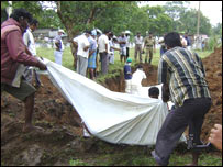 शवों का अंतिम संस्कार करते सैनिक