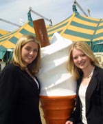 Mirain Haf a Fflur Wyn - cyntaf -  ensemble o Sioe Gerdd