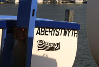 Cwch yn harbwr Aberystwyth