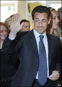 Nicolas Sarkozy acena após votar