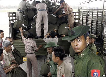 Soldiers unload sacks of rice donated by Thai King Bhumipol Adulyadej at Rangoon airport