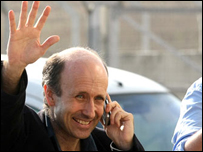 रिहा होने के बाद एलन जॉन्स्टन 