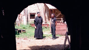 亞當(右),當年科索沃的一介書生