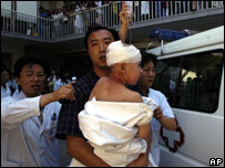 Criança é retirada do local do ataque em Pequim