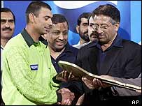 صدر مشرف پاکستانی کھلاڑی ثقلین مشتاق کے ساتھ