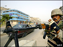 Soldado iraquiano em posto de fiscalização no Iraque