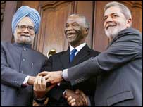 O presidente Luiz Inácio Lula da Silva, o primeiro-ministro da Índia, Manmohan Singh (D), e o presidente da África do Sul, Thabo Mbeki (C), posam para fotógrafos durante encontro do Ibas em Pretória, na África do Sul. Foto: Ricardo Stuckert/PR 