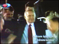 Ислом Каримов рақс тушмоқда(Youtube.com интернет саҳифасидаги видеотасвирдан олинган сурат)