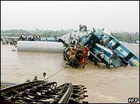 Trem descarrilado na Índia