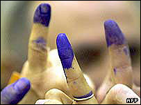 Seçim mürekkebi sürülmüş parmaklar