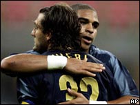 Adriano abraçando Vieri (de costas) durante a partida