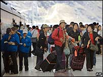 Turistas chineses desembarcam em estação de trem de Lhasa, no Tibet