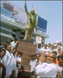 काँग्रेस समर्थकों के साथ वाई एस राजशेखर रेड्डी