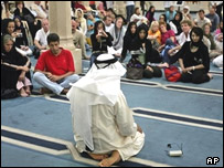 एक मुस्लिम इमाम ग़ैर मुसलमानों से बातचीत करते हुए