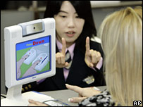 Một nhân viên đang lấy dấu tay