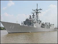 Khu trục hạm USS Vandegrift là tàu chiến đầu tiên của Hoa Kỳ đến Việt Nam từ 1975