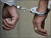  جوانان دست بند زده در انتظار دادگاهی در تهران به اتهام مصرف الکل