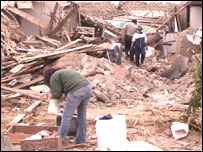 Mulher vascula escombros em Pisco