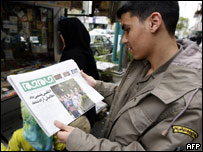 Soldado iraniano lê jornal com notícia sobre soltura de marinheiros