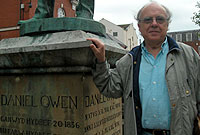 Philip Lloyd gyda chofgolofn Daniel Owen