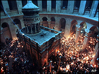 داخل کلیسای مرقد مقدس در اورشلیم