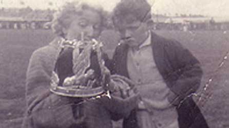 Dilys Cadwaladr gyda'i choron a Sion ei mab yn Eisteddfod y Rhyl 1953 (gan Elizabeth Colbourn).