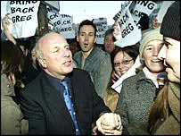 ग्रेग डाइक के समर्थन में प्रदर्शन करते बीबीसी कर्मचारी