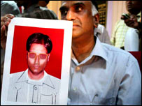 مشتبہ شخص کا خاکہ ایک زخمی عینی شاہد کے بیان پر تیار کیا گیا ہے۔