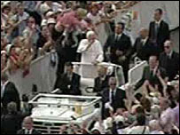 پاپ در "پاپ موبیل" در میدان سن پیتر واتیکان