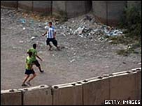 Crianças iraquianas jogando futebol