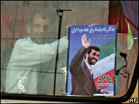 Ônibus com cartaz de campanha de Mahmoud Ahmadinejad
